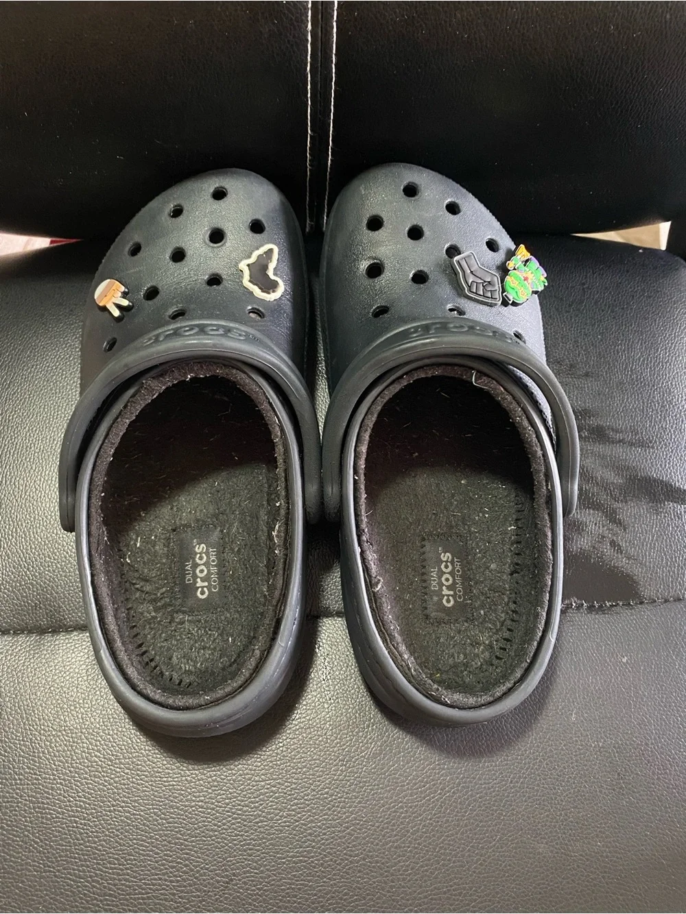 CROCS Dual Comfort Clog in Black with Character Jibbitz Size 5 Mens 7 Women’s